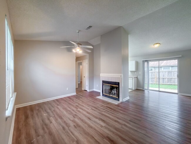 Building Photo - LOVELY SE 3/2 w/ New Paint, Fireplace, Fenced Yard, Vaulted Ceilings, Washer/Dryer, & No Carpet! ...