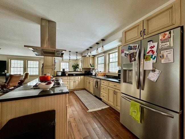 Building Photo - 4 Bed/4 Bath Single Family (Fully Furnishe...