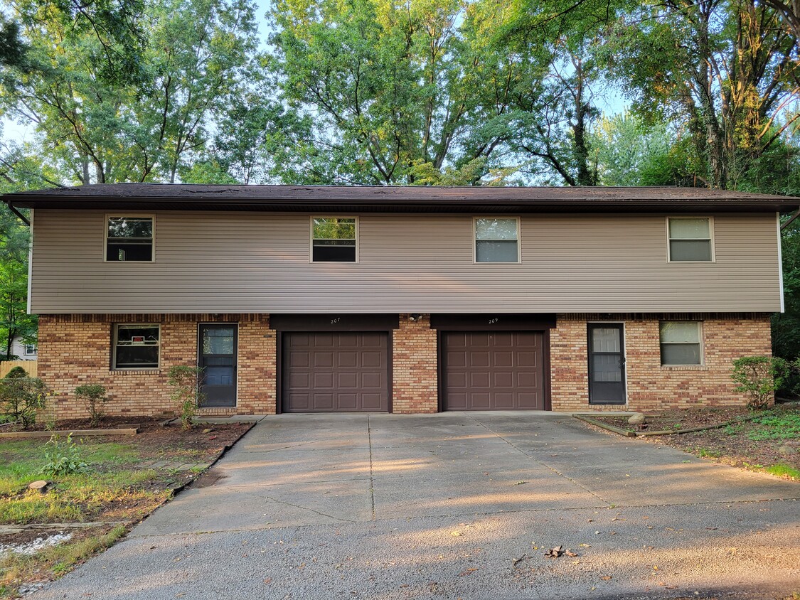 Townhouse style duplex. - 207 W Vista Ave