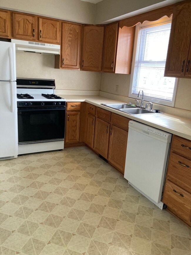 Building Photo - 1436 North Rd SE