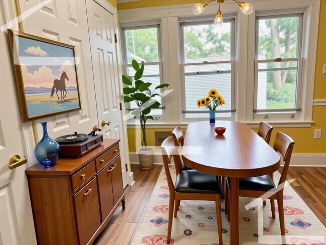 Building Photo - 9/1 No Fee! Sunny, spacious 3BR in Spring ...