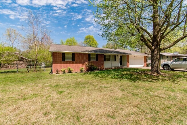 Photo - 3 Bedroom 2 Bath Home Walking Distance to Campus!