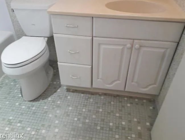 Master bath - 186 NW 4th Ave