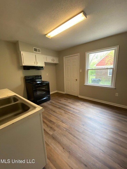 Building Photo - 8230 Cedarbrook Dr