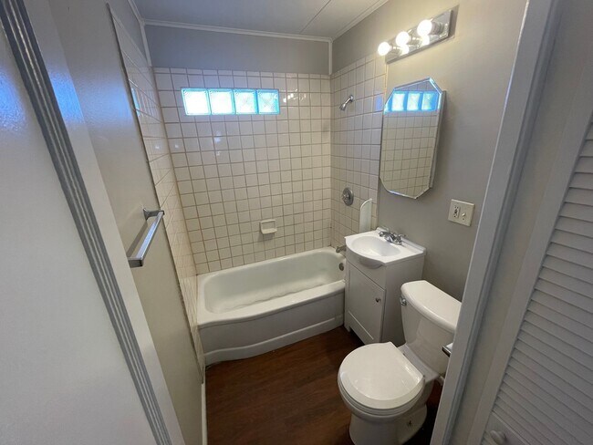 Building Photo - Remodeled 2 bedroom