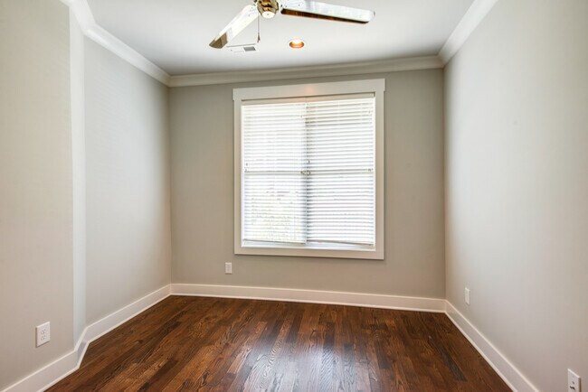 Building Photo - 3BR/3.5BA is Right Size, Right Price, and Right Nice at 8th & Wedgewood!!!