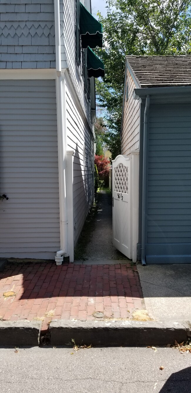 street entry - 56 Poplar St