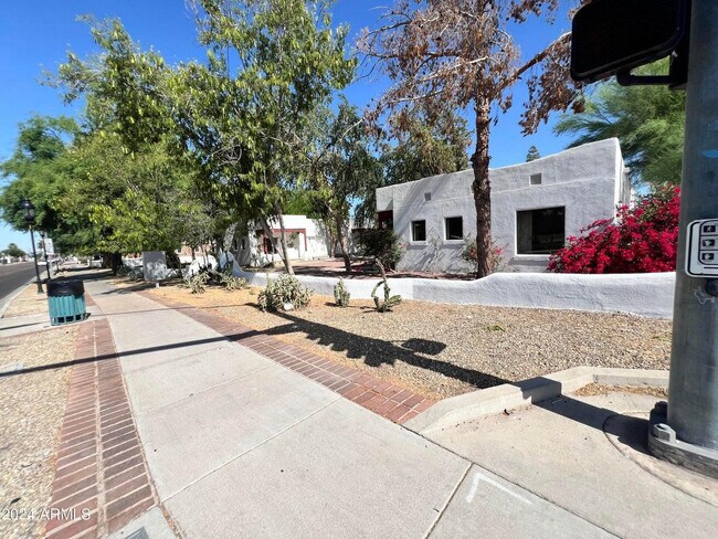 Foto del edificio - 5908 West Myrtle Ave