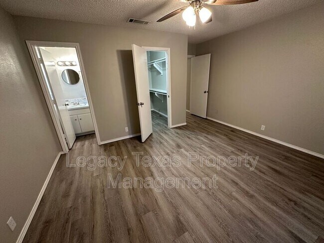 Foto del edificio - Apt A 1116 N Nolan River Rd - Apt A