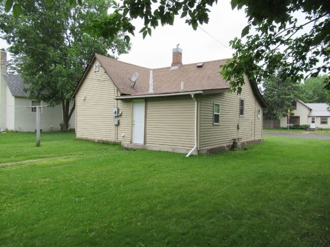 Foto del edificio - 2 bedroom house with a shed.