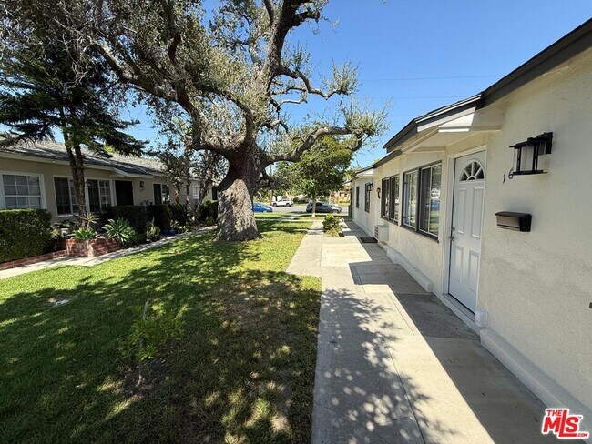 Foto del edificio - 1669 N Hollywood Way