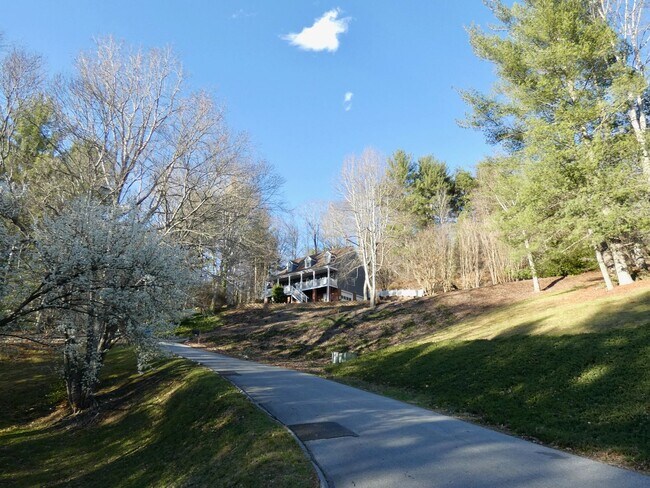 Foto del edificio - Spacious Cape Cod-Style Home in South Ashe...