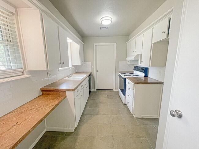Foto del edificio - Updated 3/1 Home with Vaulted Ceilings & Large Fenced Backyard