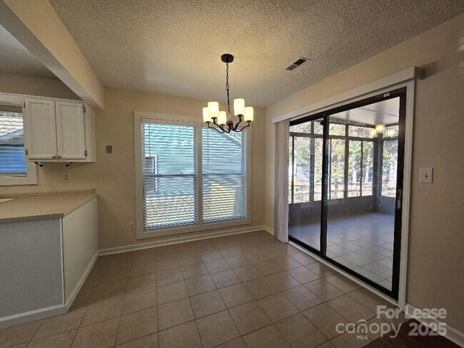 Foto del edificio - 3738 Sweetgrass Ln