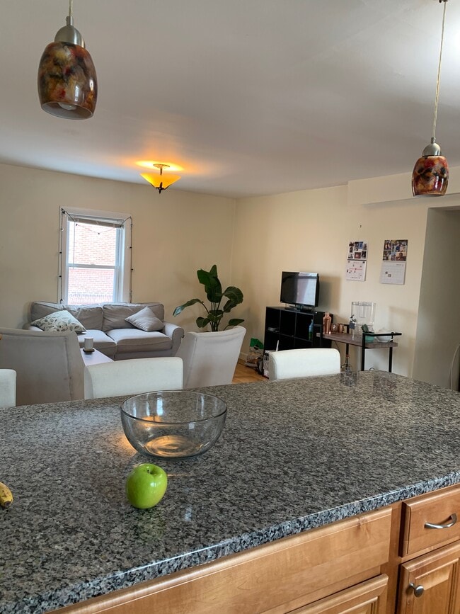 Building Photo - 345 Market St