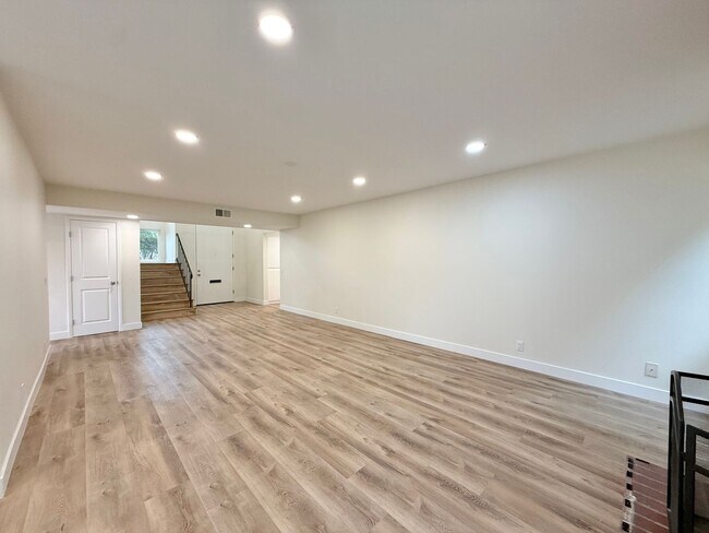 Foto del edificio - Spacious 5-Bedroom, 2-Bath Retreat in Quie...