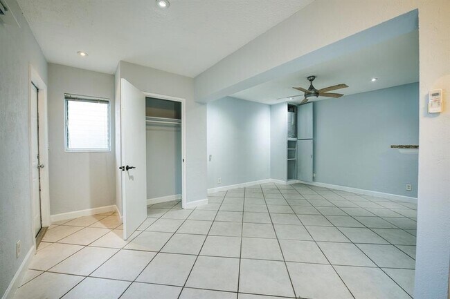 Building Photo - 408 NE 7th Avenue Unit 17