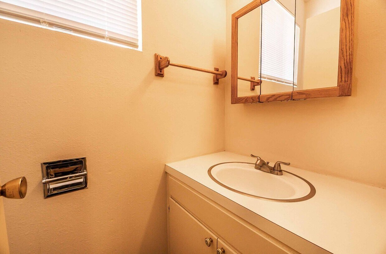 Primary Photo - Charming 6 Bedroom property for rent!