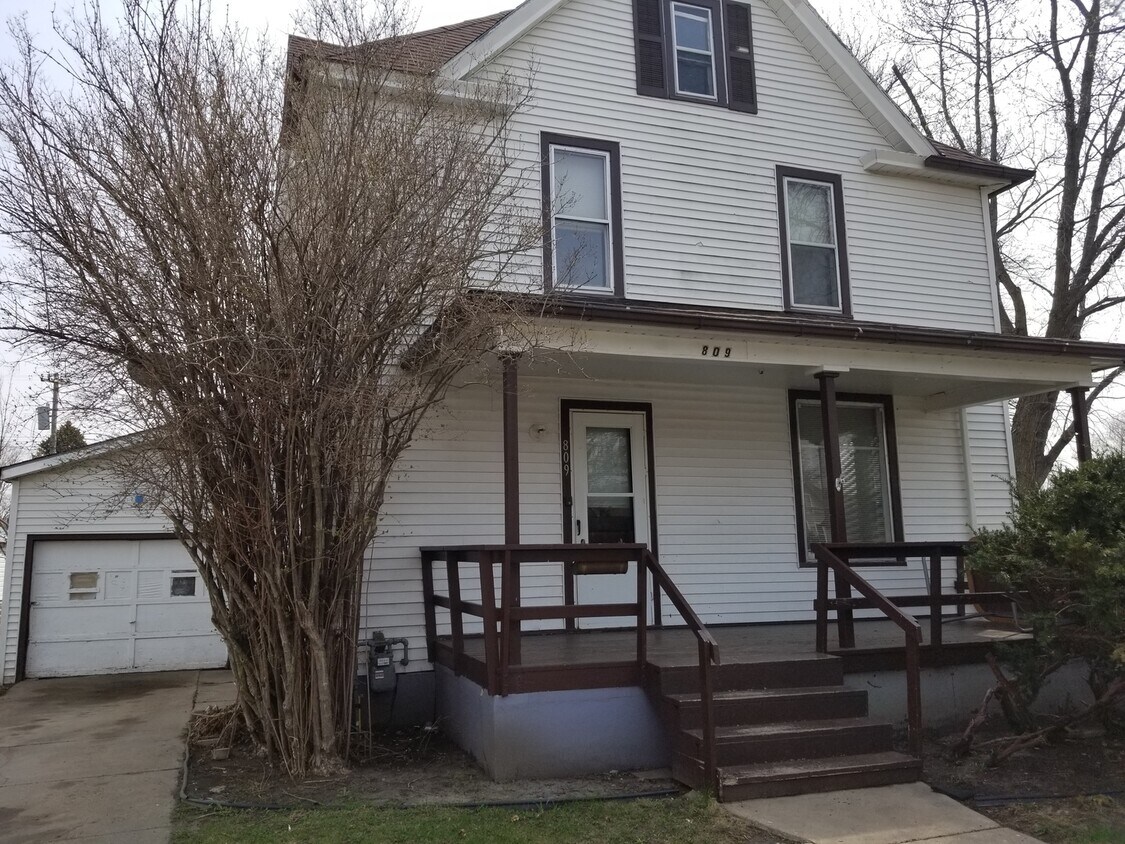 Foto principal - Large 4 bedroom, 2 bath home-Beautiful hom...