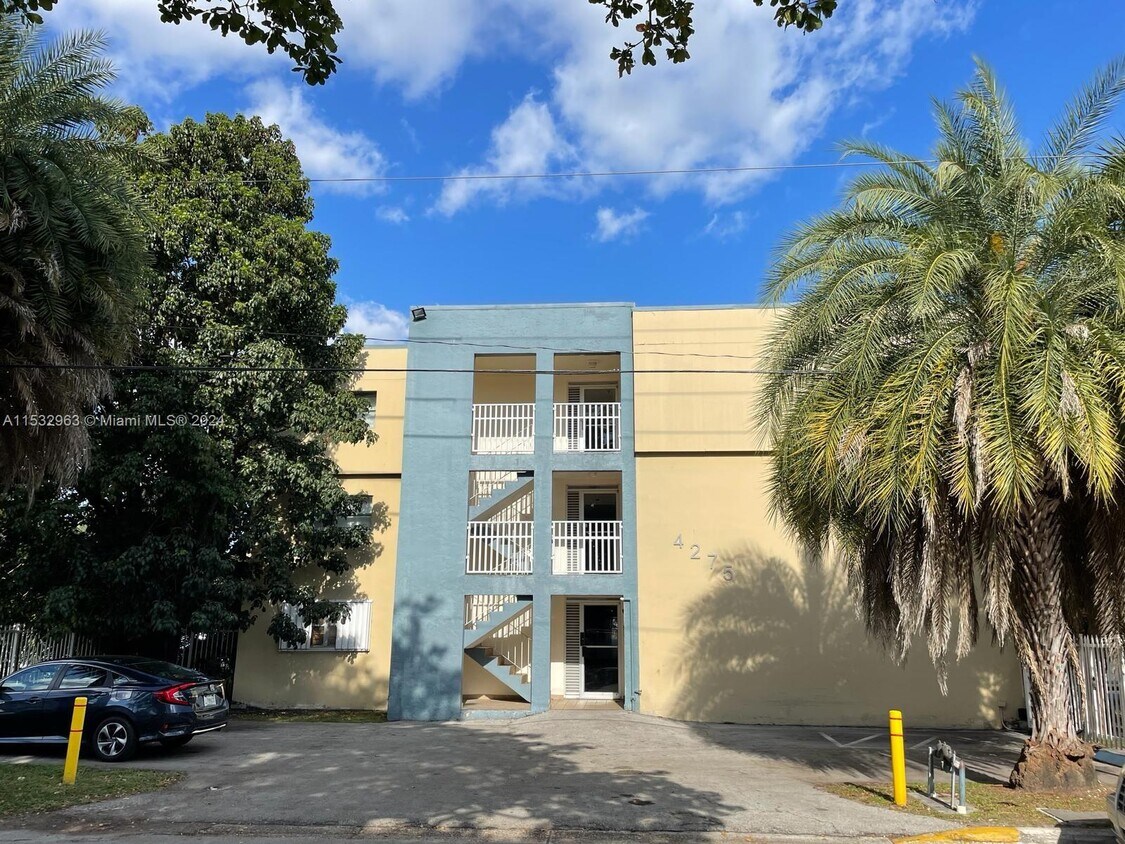 Foto principal - 4275 NW S Tamiami Canal Dr