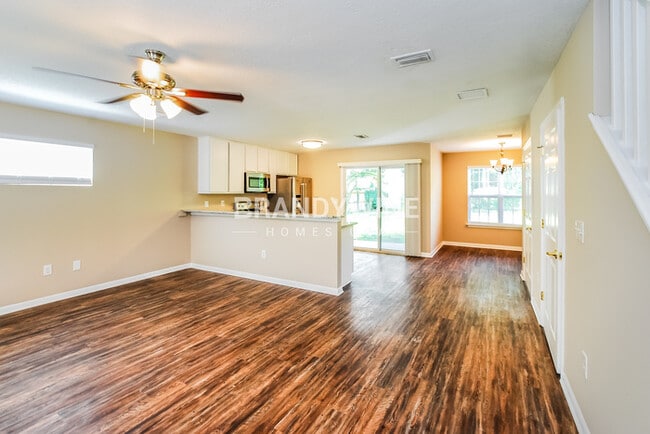 Foto del edificio - 1571 N Whitney St