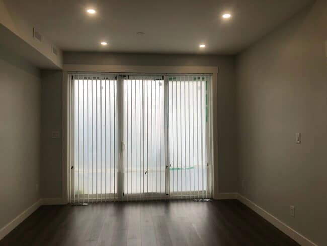 Building Photo - 687 Dovercourt Rd