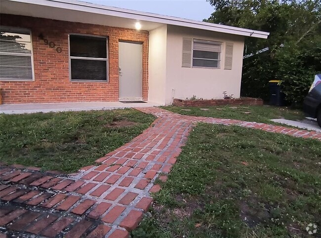 Building Photo - 4900 SW 28th Ter