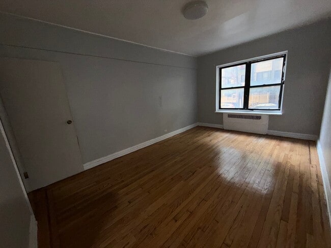 Building Photo - 253 E 181st St