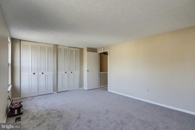 Building Photo - 8000 Green Tree Ct