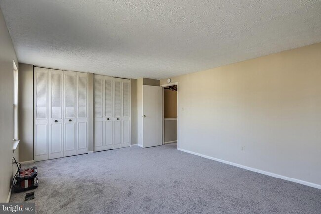 Foto del edificio - 8000 Green Tree Ct