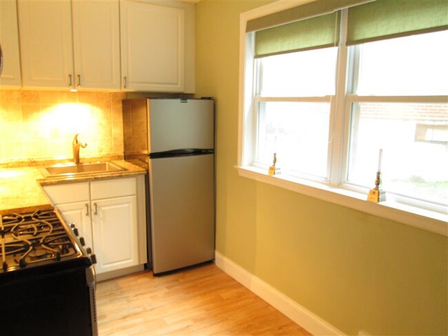Building Photo - 2 br, 1 bath Triplex - 406 W Jefferson St ...
