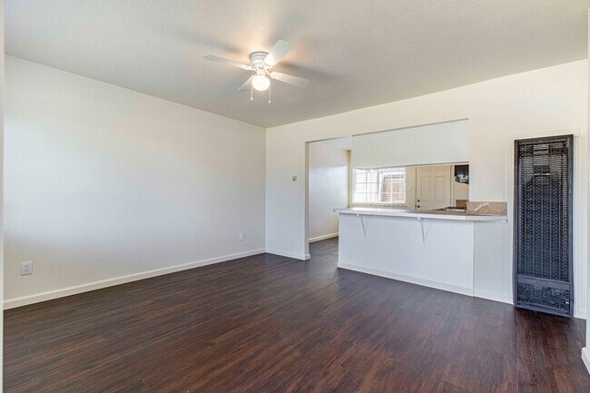 Foto del edificio - Spacious 2 bedroom / 1 bath renovated home...