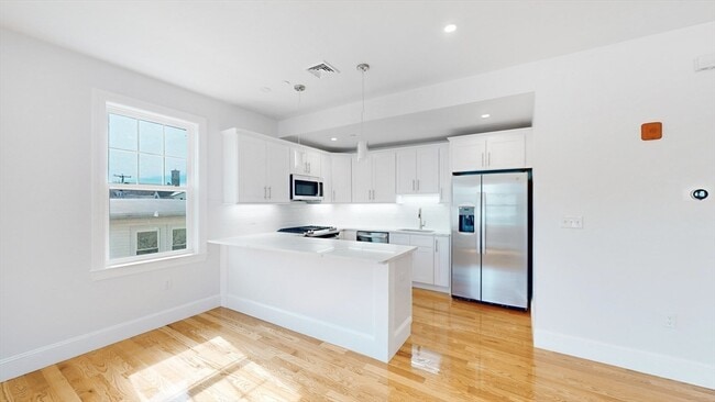 Building Photo - 79 Temple St