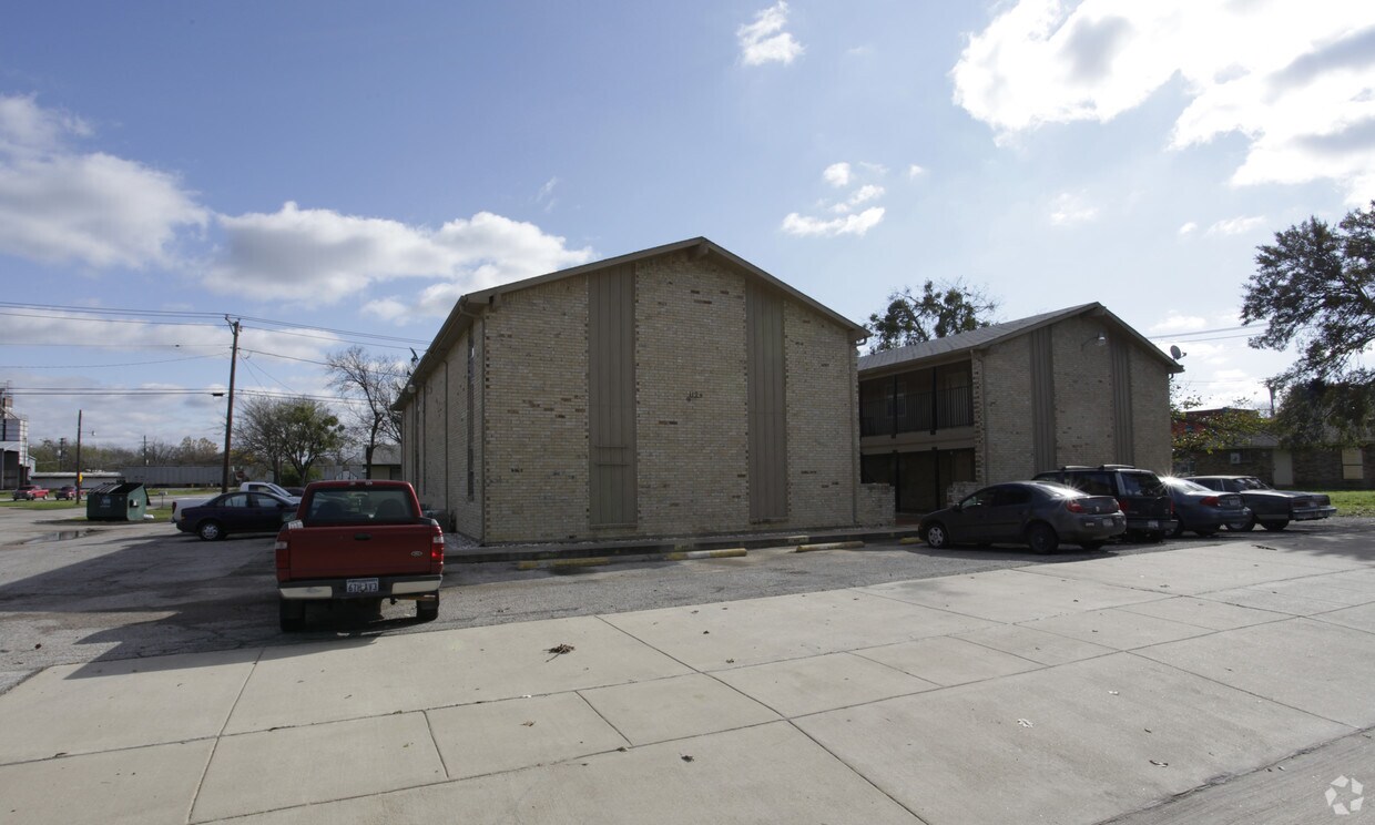 112 N Wilson St, Burleson, TX 76028 Apartments in Burleson, TX