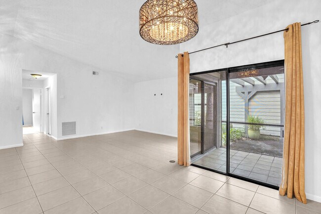 Foto del edificio - 2533 Bedford Mews Dr