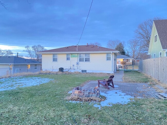 Beautiful 3 bed 1 bath house, over sized driveway, garage and fenced in back yard $1,595 [Move-i... - Beautiful 3 bed 1 bath house, over sized driveway, garage and fenced in back yard $1,595  [Move-i...