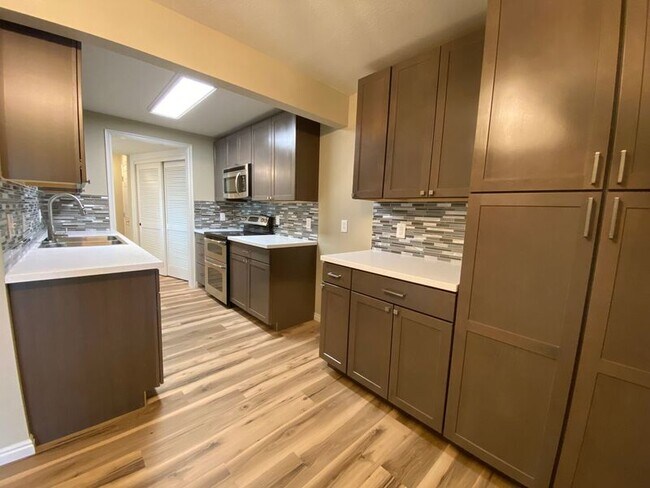 Foto del edificio - 4169 Village Ln