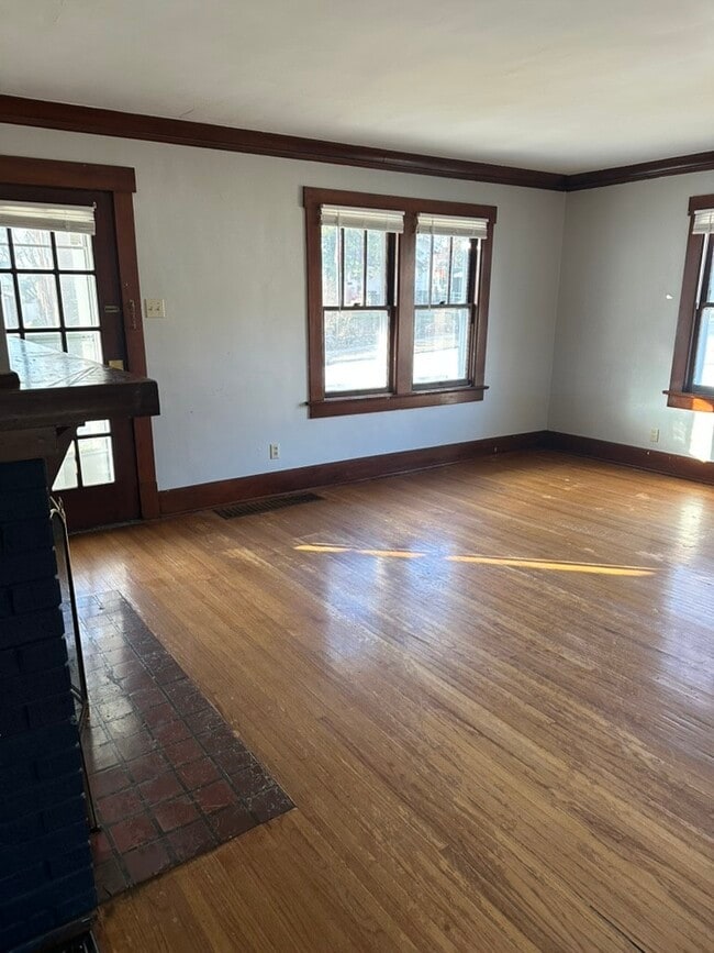 Building Photo - 204 S Linden Ave