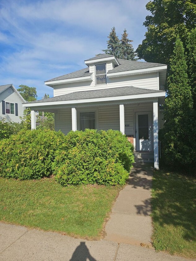 Primary Photo - Single Family Home w/ Detached Garage