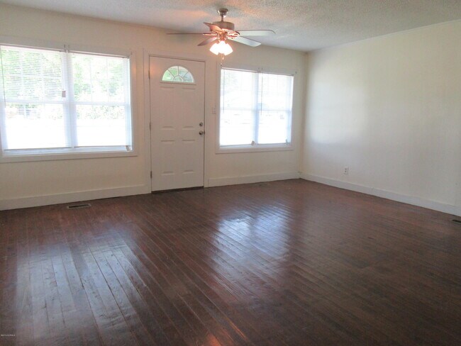 Foto del edificio - 2106 Catherine Lake Rd