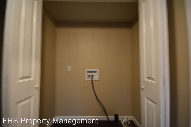 Building Photo - 2 br, 1 bath House - 711 W Locust Street
