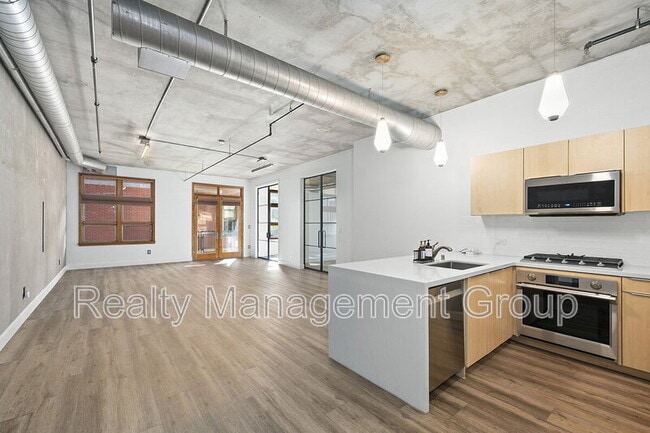 Building Photo - 877 Island Ave