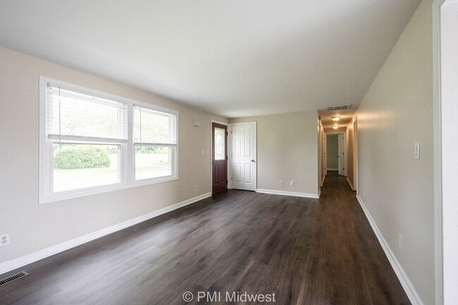 Foto del edificio - "Charming 3-Bed, 2-Bath Home in Noblesvill...