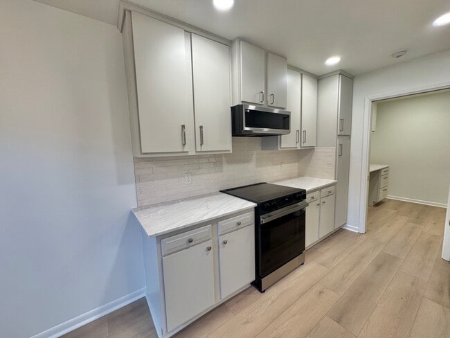 Building Photo - 5935 Meadow Way