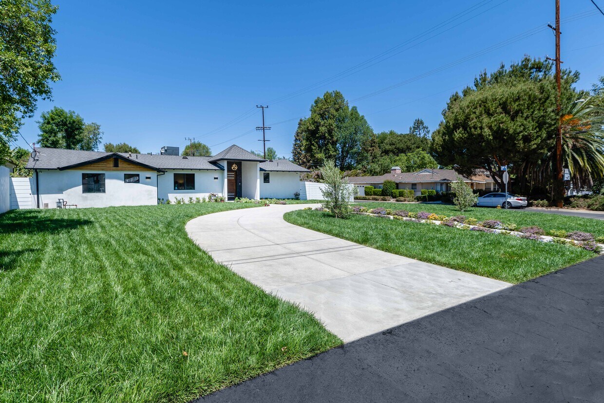 Primary Photo - 5741 Jumilla Ave