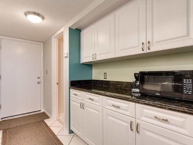 Building Photo - 4725 Cove Cir