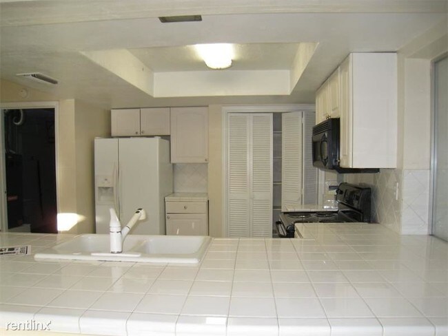 Foto del edificio - 2401 NW 72nd Ave