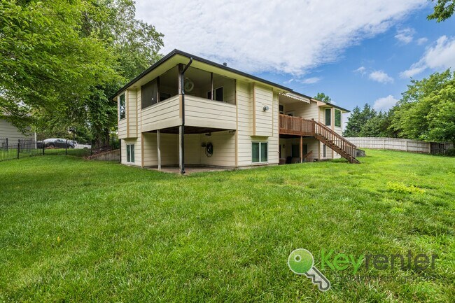 Foto del edificio - Beautiful, Rare 6 bedroom 3 bath house!