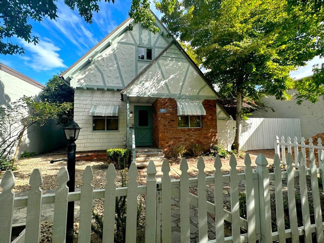 Primary Photo - 3 bed 1 bath, Month to Month in the middle...