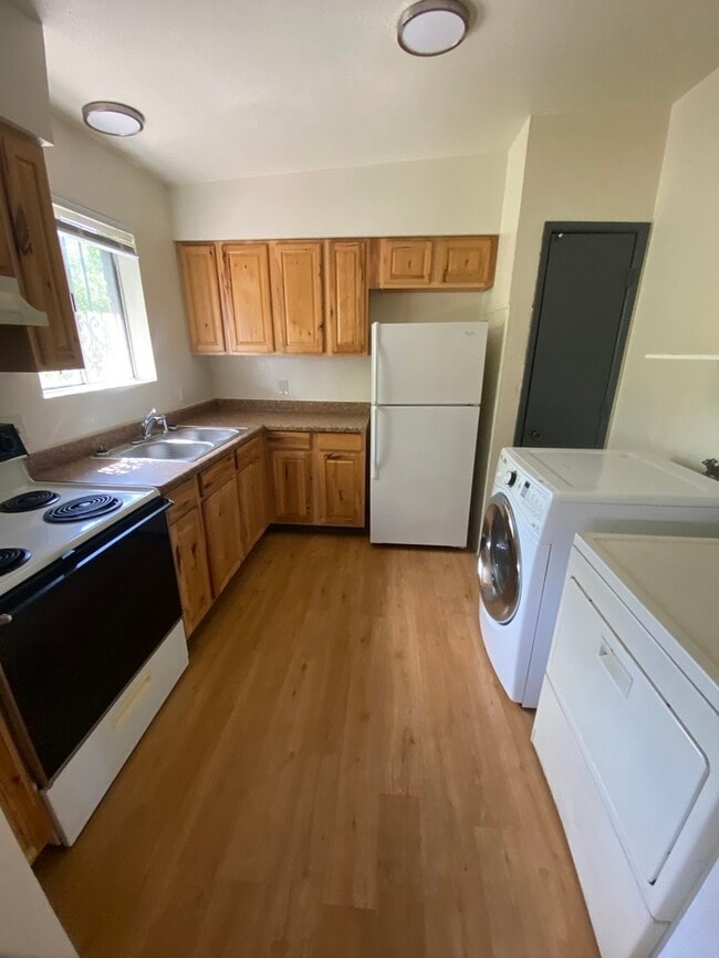 Building Photo - FOR RENT